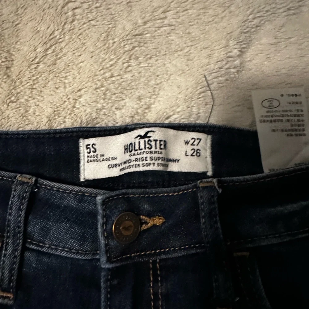 HOLLISTER | Dark Wash Ripped Jeans - Picture 4 of 6